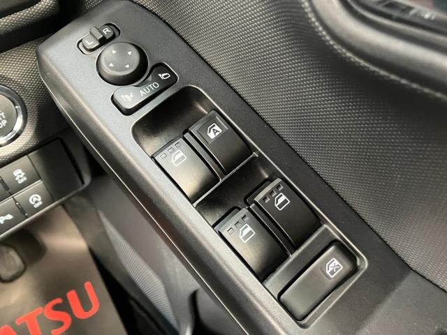 Ｇターボ　クロムベンチャー　１５インチアルミホイール（シルバー塗装）　オートレベリング機能付フルＬＥＤヘッドランプ　ＬＥＤフォグランプ　本革巻ステアリングホイール　本革巻インパネセンターシフト（画像9）