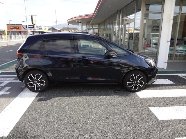 フィット ｅ：ＨＥＶホーム　９インチナビ　フルセグＴＶ　Ｂｌｕｅｔｏｏｔｈ　バックカメラ　ＥＴＣ　前後ドライブレコーダー　ＬＥＤヘッドライト　アルミ　衝突軽減ブレーキ　追随機能付きオートクルーズ　クリアランスソナー　スマートキー（3枚目）