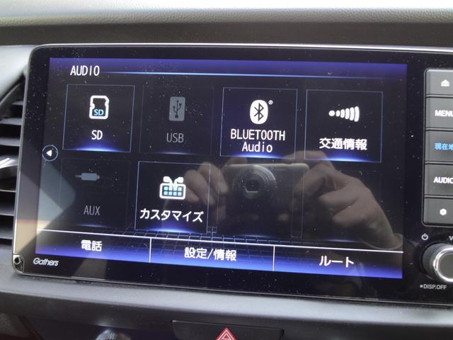 フィット ｅ：ＨＥＶホーム　９インチナビ　フルセグＴＶ　Ｂｌｕｅｔｏｏｔｈ　バックカメラ　ＥＴＣ　前後ドライブレコーダー　ＬＥＤヘッドライト　アルミ　衝突軽減ブレーキ　追随機能付きオートクルーズ　クリアランスソナー　スマートキー（8枚目）