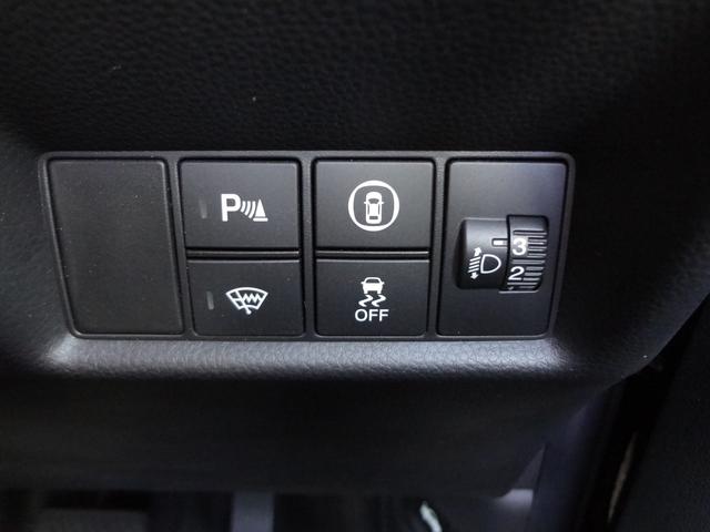 フィット ｅ：ＨＥＶホーム　９インチナビ　フルセグＴＶ　Ｂｌｕｅｔｏｏｔｈ　バックカメラ　ＥＴＣ　前後ドライブレコーダー　ＬＥＤヘッドライト　アルミ　衝突軽減ブレーキ　追随機能付きオートクルーズ　クリアランスソナー　スマートキー（11枚目）