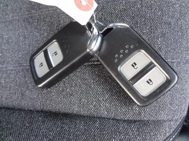 フィット ｅ：ＨＥＶホーム　９インチナビ　フルセグＴＶ　Ｂｌｕｅｔｏｏｔｈ　バックカメラ　ＥＴＣ　前後ドライブレコーダー　ＬＥＤヘッドライト　アルミ　衝突軽減ブレーキ　追随機能付きオートクルーズ　クリアランスソナー　スマートキー（23枚目）