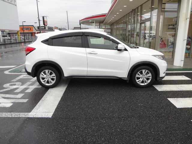 ヴェゼル Ｘ　４ＷＤ　純正８インチナビ　フルセグＴＶ　Ｂｌｕｅｔｏｏｔｈ　バックカメラ　ＥＴＣ　ドライブレコーダー　シートヒーター　クルーズコントロール　ＬＥＤヘッドライト　アルミ　衝突軽減ブレーキ　スマートキー（3枚目）