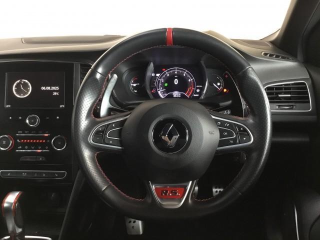メガーヌ ルノー　スポール　追突軽減車・ＢＯＳＥスピーカー・カープレイアンドロイド対応・Ｂｌｕｅｔｏｏｔｈ・ＵＳＢ・バックカメラ・コーナーセンサー・ワイヤレス充電・ブレンボキャリパーブラインスポット・距離警告（19枚目）