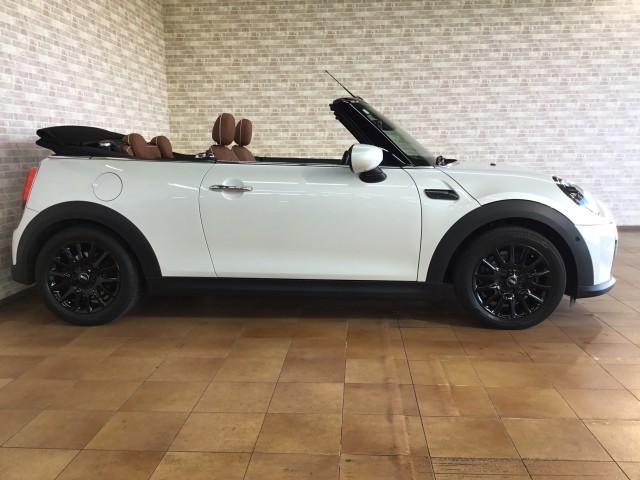 ＭＩＮＩ クーパー　コンバーチブル　メーカー保証・電動オープンＴＯＰ・茶革シートヒーター・カープレイ対応・ワイヤレス充電・Ｂｌｕｔｅｏｏｔｈ・ＵＳＢ・タイプＣ・追突軽減車・アダクティブクルーズコントロール・バックカメラ・コーナーセンサー（15枚目）