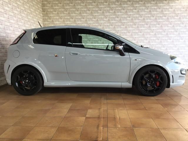 アバルトプント スーパースポーツ　特別仕様車・左ハンドル・６速ミッション・ブレンボキャリパー・スポーツモード・１７インチマッドブラックアルミホイル・ＬＥＤライト・ＬＥＤフォグランプ・純正オーディオ・ＣＤ・デジタルインナーミラー（12枚目）