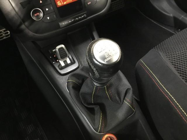 アバルトプント スーパースポーツ　特別仕様車・左ハンドル・６速ミッション・ブレンボキャリパー・スポーツモード・１７インチマッドブラックアルミホイル・ＬＥＤライト・ＬＥＤフォグランプ・純正オーディオ・ＣＤ・デジタルインナーミラー（24枚目）