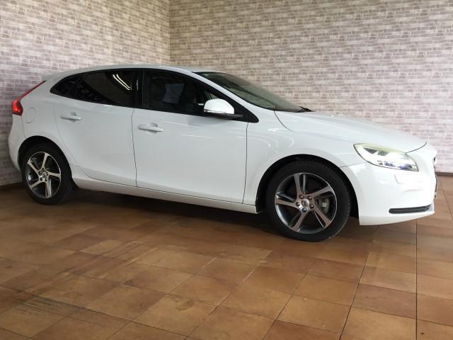 Ｖ４０ Ｔ３　モメンタム　ワンオーナー車・シティーセーティ・追突軽減車・アダクティブクルーズコントロール・ブライドスポット・ナビＴＶ・バックカメラ・コーナーセンサー・ＬＥＤライト・アクティブハイビーム・Ｂｌｕｔｅｏｏｔｈ（12枚目）