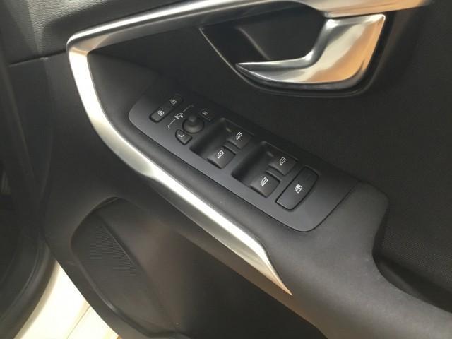 Ｖ４０ Ｔ３　モメンタム　ワンオーナー車・シティーセーティ・追突軽減車・アダクティブクルーズコントロール・ブライドスポット・ナビＴＶ・バックカメラ・コーナーセンサー・ＬＥＤライト・アクティブハイビーム・Ｂｌｕｔｅｏｏｔｈ（25枚目）