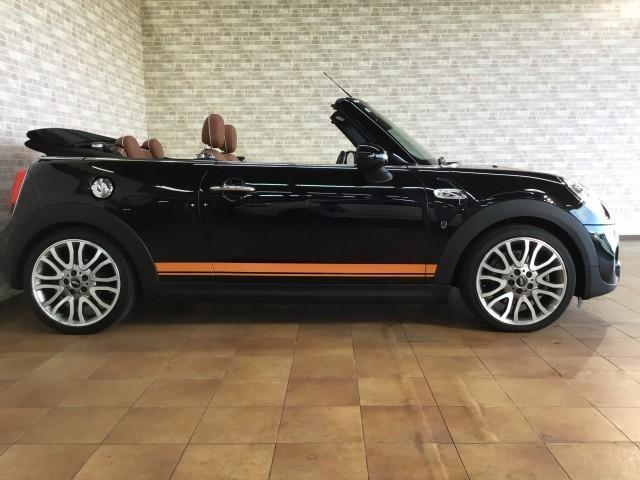 ＭＩＮＩ クーパーＳ　コンバーチブル　ユアーズＰＫＧ・ユアーズ専用ブラウンレーザーシートヒーター付き・ユアーズステアリング・ユアーズ１８インチアルミホイル・ナビ・バックカメラ・コーナーセンサー・ユニオンジャックテール・ＬＥＤライト（13枚目）