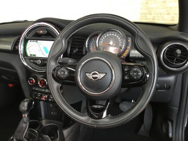 ＭＩＮＩ クーパーＳ　コンバーチブル　ユアーズＰＫＧ・ユアーズ専用ブラウンレーザーシートヒーター付き・ユアーズステアリング・ユアーズ１８インチアルミホイル・ナビ・バックカメラ・コーナーセンサー・ユニオンジャックテール・ＬＥＤライト（21枚目）