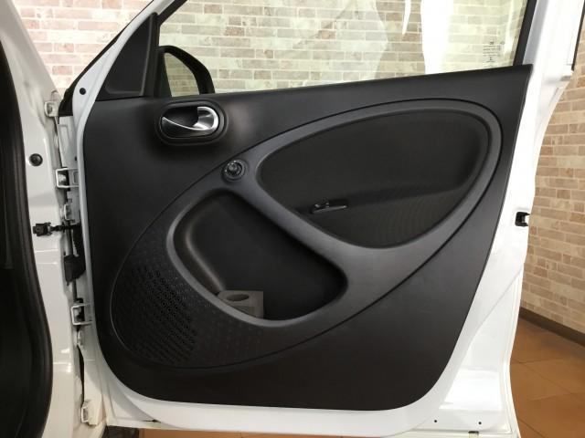 スマートフォーフォー ＢＲＡＢＵＳ　スポーツ　パノラミックルーフ・黒革シートヒーター付き・９インチモニターナビＴＶ・Ｂｌｕｔｅｏｏｔｈ・ＵＳＢ・ＤＶＤ・ＣＤ・ブルーレイ再生・バックカメラ・コーナーセンサー・クルーズコントロール・アームレスト（24枚目）