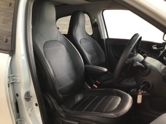 スマートフォーフォー ＢＲＡＢＵＳ　スポーツ　パノラミックルーフ・黒革シートヒーター付き・９インチモニターナビＴＶ・Ｂｌｕｔｅｏｏｔｈ・ＵＳＢ・ＤＶＤ・ＣＤ・ブルーレイ再生・バックカメラ・コーナーセンサー・クルーズコントロール・アームレスト（27枚目）