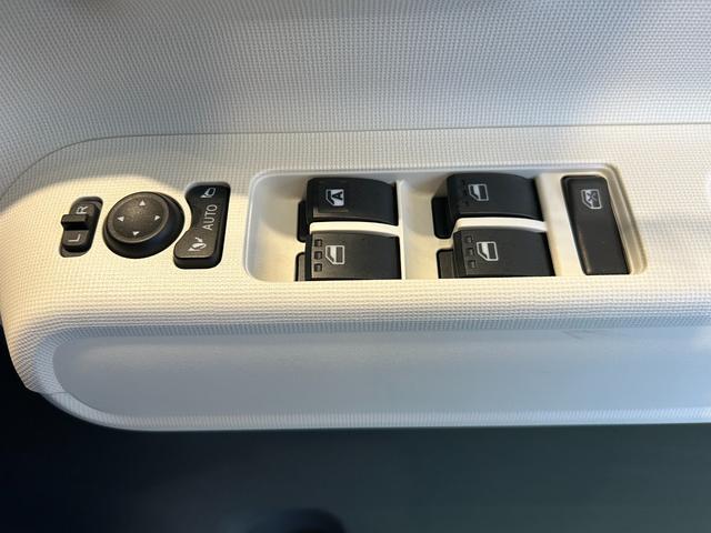 ムーヴキャンバス ストライプスＧ　ナビ　ドラレコ　電動パーキング　プッシュボタンスタ－ト　衝突被害軽減ブレーキ　コ－ナ－センサ－　アイドリングストップ機能　シ－トヒ－タ－　パノラマモニタ－（16枚目）