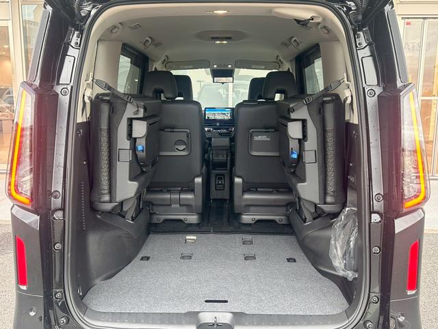 セレナ ｅ－パワー　ハイウェイスターＶ　１オナ　防水シート　１００Ｖ電源　ＥＴＣ　ドラレコ　ＮＣナビ　プロパイ　アラウンドビュー　デジタルミラー　バンパーイルミ　アダプティブＬＥＤヘッドライト　　ＬＥＤフォグ　ＳＯＳコール　純正１６型ＡＷ（25枚目）