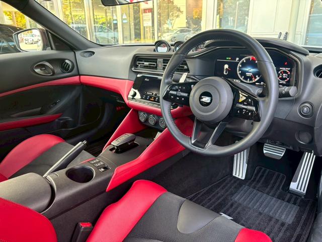 フェアレディＺ 　９速ＡＴ　ＮＣナビ　前後ドラレコ　デジタルルームミラー　フルセグＴＶ　ＢＯＳＥサウンド　シートヒータ　レイズ製１９インチ純正ＡＷ　バックカメラ　ＬＥＤヘッドライト　踏み間違い防止　ＳＯＳコール（5枚目）