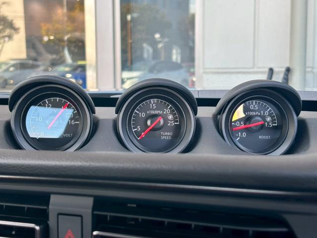 フェアレディＺ 　９速ＡＴ　ＮＣナビ　前後ドラレコ　デジタルルームミラー　フルセグＴＶ　ＢＯＳＥサウンド　シートヒータ　レイズ製１９インチ純正ＡＷ　バックカメラ　ＬＥＤヘッドライト　踏み間違い防止　ＳＯＳコール（8枚目）