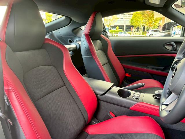 フェアレディＺ 　９速ＡＴ　ＮＣナビ　前後ドラレコ　デジタルルームミラー　フルセグＴＶ　ＢＯＳＥサウンド　シートヒータ　レイズ製１９インチ純正ＡＷ　バックカメラ　ＬＥＤヘッドライト　踏み間違い防止　ＳＯＳコール（21枚目）