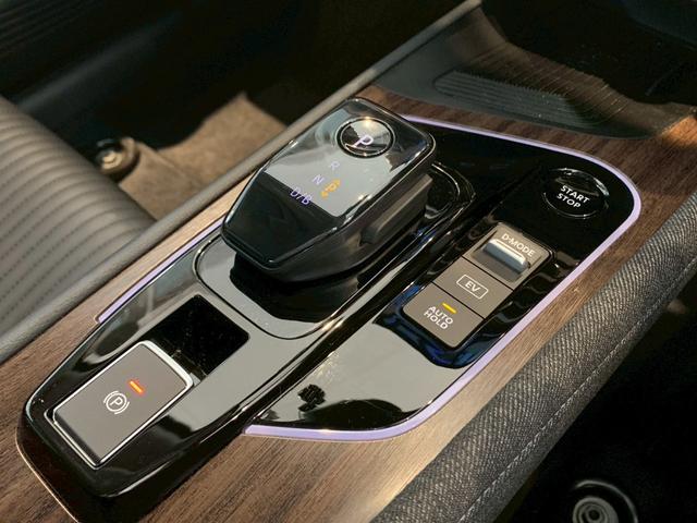 オーラ 　ＮＣナビ　プロパイ　全周囲Ｍ　寒冷地仕様　前後ドラレコ　ＥＴＣ２．０　デジタルルームミラ　シートヒータステアリングヒータ　ワイヤレス充電　１７インチＡＷ　ＳＯＳコール　革ブラックシートＢＯＳＥサウンド（15枚目）