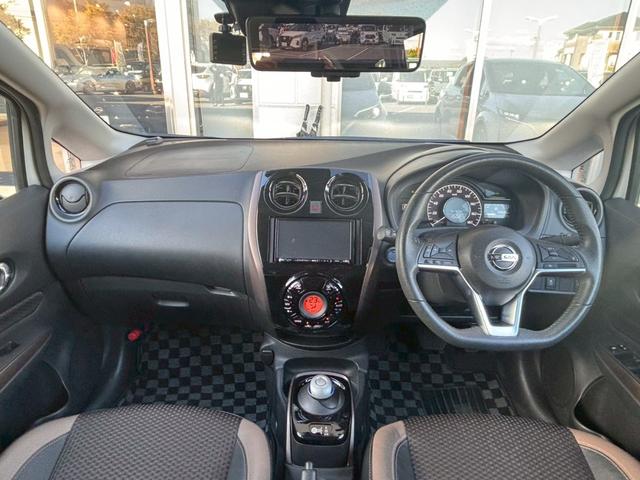 ノート ｅ－パワー　メダリスト　ナビＴＶ　前後ドラレコ　ＥＴＣ　全周囲Ｍ　追従クルコン　デジタルルームミラ　ハーフレザーシート　ＬＥＤヘッドライト　ハイビームアシスト　エマブレ　踏み間違い防止　障害物センサー（5枚目）