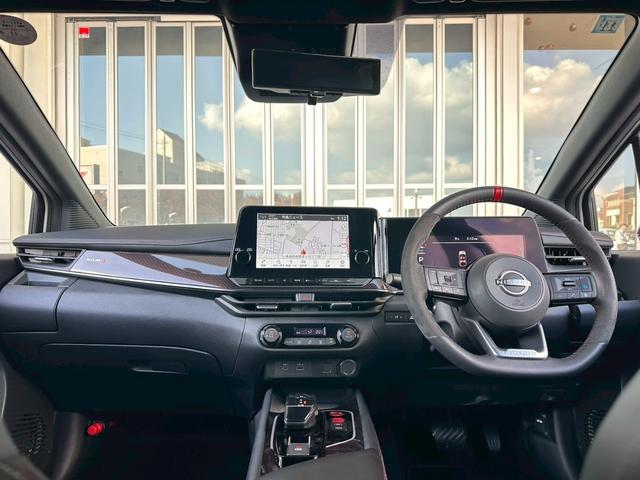 オーラ ニスモ NCナビ フルセグTV プロパイロット アラウンドビューモニタ デジタルミラ ブラックレザーシート エマブレ 踏み間違い防止 障害物センサー 純正17インチAW LEDヘッドライト NISMO(6枚目)