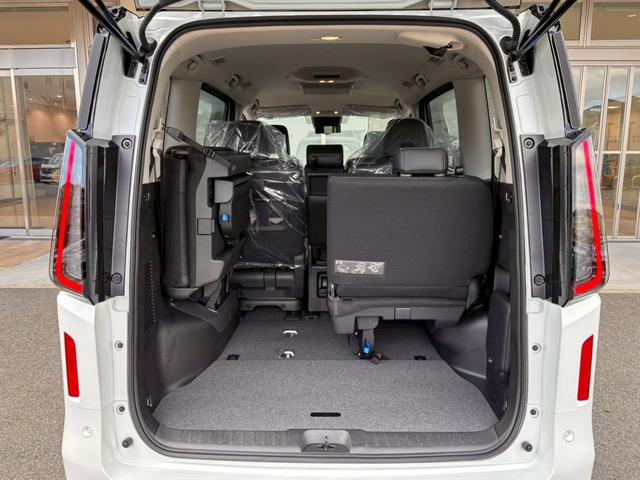 セレナ e-パワー ハイウェイスターV NC12.3ナビ 後席モニタ 寒冷地仕様 ドラレコ前後 ETC2.0 プロパイロット アラウンドビュ シートヒータ ステアリングヒータ デジタルルームミラ 両側電動スライドドア アダクティブLED(28枚目)