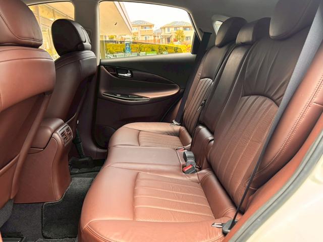 スカイラインクロスオーバー ３７０ＧＴ　タイプＰ　ＮＣナビ　プロパイ　全周囲Ｍ　前後ドラレコ　ＥＴＣ２．０　ＢＯＳＥサウンド　デジタルルームミラ　ワイヤレス充電　黒レザーシート　ＳＯＳコール　衝突被害軽減ブレーキ　踏み間違い防止　障害物センサー（24枚目）