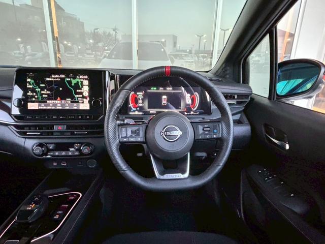 オーラ ニスモ　ＮＣナビ　全周囲Ｍ　プロパイ　前後ドラレコ　ＥＴＣ２．０　電動シート　ワンオナ　ＢＯＳＥ　寒冷地仕様　ＬＥＤヘッドライト　シートヒータ　ステアリングヒータ　ＮＩＳＭＯブルーミラ　カーボンミラー（6枚目）