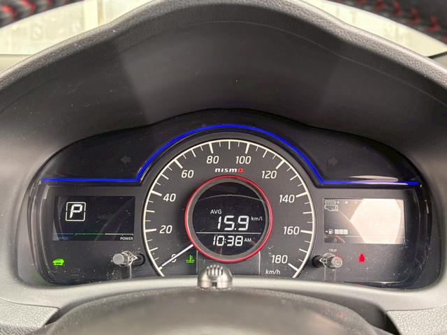 ノート ｅ－パワーニスモ　ブラックリミテッド　純正ナビ　ドラレコ前後　全周囲Ｍ　追従クルコン　デジタルルームミラ　ＥＴＣ　ＬＥＤヘッドライト　オートエアコン　オートライト　フルセグＴＶ　ステアリングスイッチ　専用ＡＷ　専用エアロ　デイライト（12枚目）