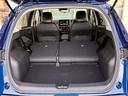 後部座席を倒すとより多くの荷物を積むことができます。