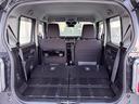 後部座席を倒すとより多くの荷物を積むことができます。