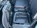 助手席下にも収納がございます。便利です。