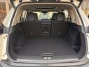 後部座席を倒すとより多くの荷物を積むことができます。