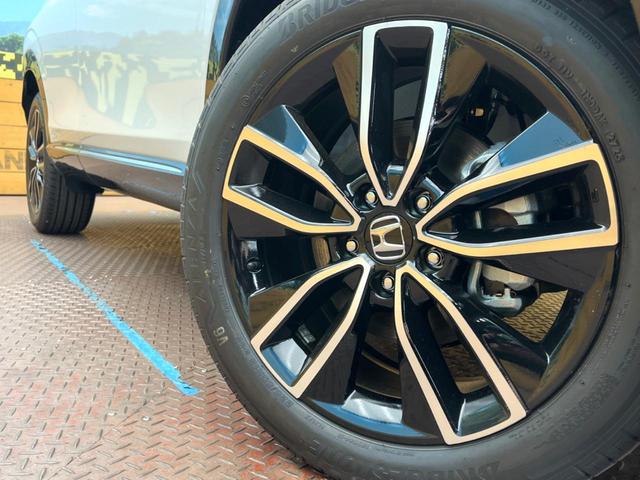 ヴェゼル ｅ：ＨＥＶ　Ｚ・ＰＬａＹパッケージ　ホンダセンシング　ハンズフリーパワーバックドア　車線逸脱警報　レーダークルーズコントロール　クリアランスソナー　パドルシフト　デュアルオートエアコン　オートエアコン　純正１８インチアルミ　オートライト（13枚目）