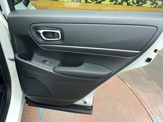 ヴェゼル ｅ：ＨＥＶ　Ｚ・ＰＬａＹパッケージ　ホンダセンシング　ハンズフリーパワーバックドア　車線逸脱警報　レーダークルーズコントロール　クリアランスソナー　パドルシフト　デュアルオートエアコン　オートエアコン　純正１８インチアルミ　オートライト（39枚目）