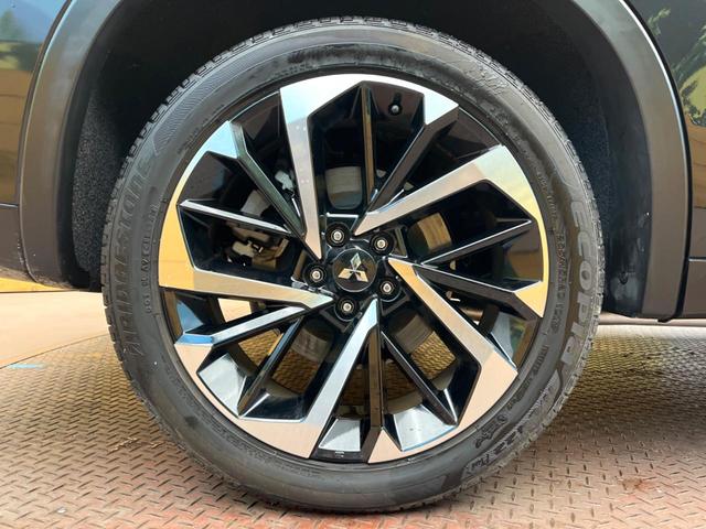 アウトランダーＰＨＥＶ Ｐ　寒冷地仕様　４ＷＤ　マイパイロット　純正９型ナビ　全周囲カメラ　ＢＯＳＥサウンド　前中席シートヒーター　パワーバックドア　前席メモリーシート　ＬＥＤヘッドライト　ワイヤレス充電　ｅーアシスト　禁煙車（17枚目）