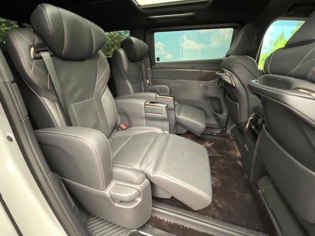 ヴェルファイアハイブリッド Ｚ　プレミア　モデリスタエアロ　左右独立ムーンルーフ　純正１４型ナビ　後席モニター　パノラミックビューモニター　黒革シート　オットマン付セカンドシート　ウッドコンビステアリング　三眼ＬＥＤヘッドライト（9枚目）