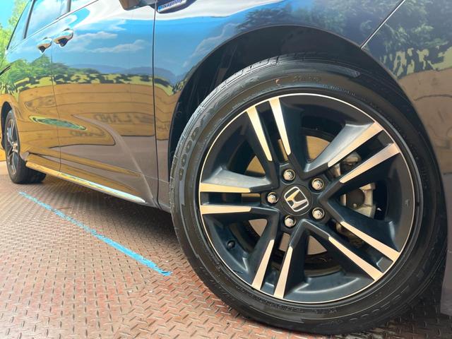 【純正１７インチアルミホイール】外観にマッチした純正アルミホイールを装着しております。各種社外アルミホイールや、スタッドレスタイヤも取扱いしております。是非ご相談ください♪