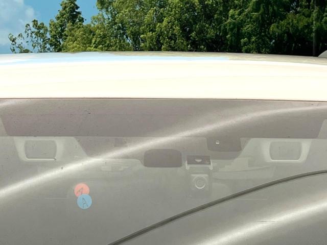 【アイサイトＶｅｒ３】前方の車両等を検知し、衝突しそうな時は警報で注意を促し、ブレーキを踏む力をサポート。ブレーキを踏めなかった場合は衝突被害軽減ブレーキが作動、衝突回避をサポートします。