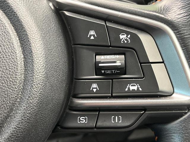 【全車速追従機能付クルーズコントロール】高速道路での長距離走行が楽に！！自動で速度を保つクルーズコントロールが、衝突軽減システムと連携し、前方の車両を感知して車間を保つように速度調節してくれます！！