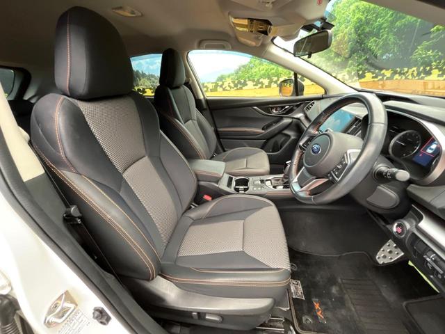 【ハーフレザーシート】高級感と座り心地を両立した人気のシート♪背面・座面のファブリック素材は、通気性の良さや滑りにくさに優れています。気温や服装に左右されず快適にお乗りいただけます。