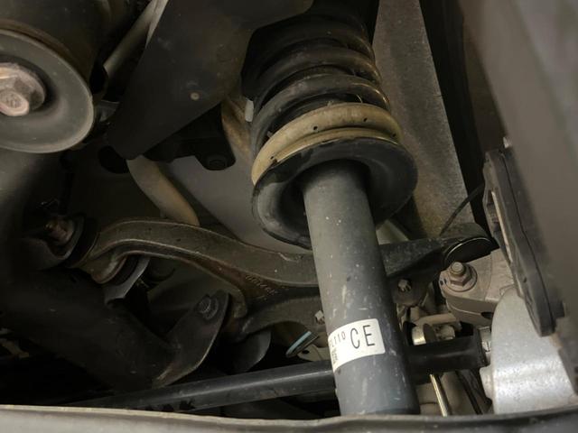 お車を安心してお乗りいただく為には、足回りの定期点検が欠かせません。サービスサポート（有償保証）では無料点検もご提供しており、安心のカーライフをお過ごしいただけるサポート体制が整っています。