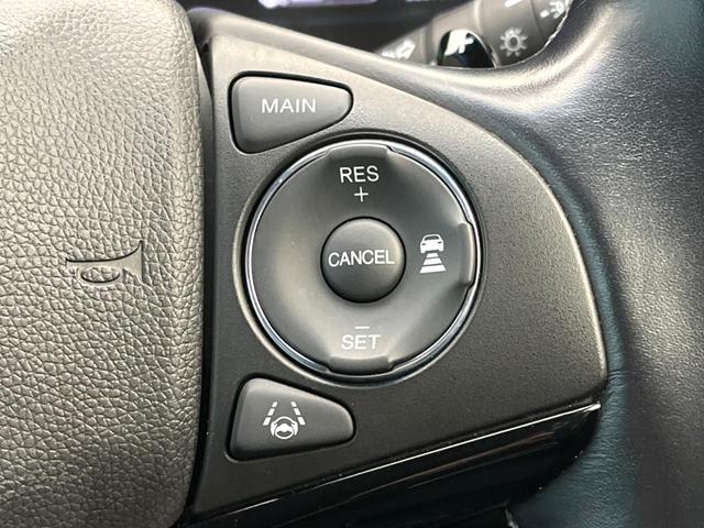 【ホンダセンシング】走行中に前方の車両等を認識し、衝突しそうな時は警報とブレーキで衝突回避と被害軽減をアシスト。より安全にドライブをお楽しみいただけます。