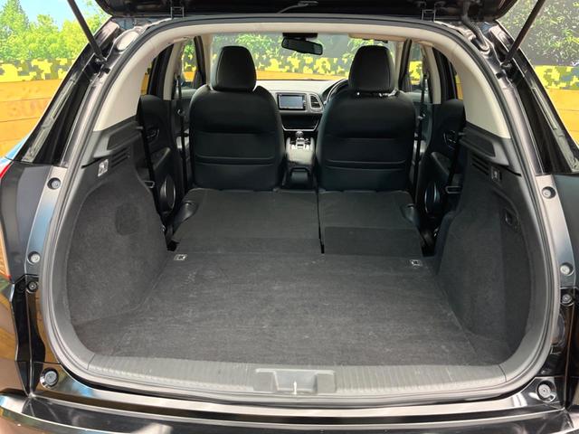 普段のお買い物や通勤、送迎等に十分な荷室スペースを確保しております。セカンドシートを倒すと、大きな荷物の積載も可能です♪