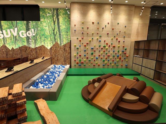 大きなキッズスペースも完備！小さなお子様連れでも、ゆっくりとお車探しをお楽しみいただけます。
