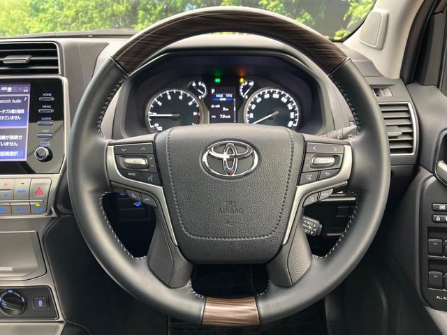 【ウッドコンビステアリング】高級感ある木目調パーツを採用した手に良く馴染むコンビハンドル。運転席廻りの雰囲気も一気に豪華になります！