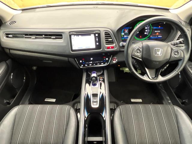 ヴェゼル ハイブリッドＺ　禁煙車　メーカー純正ナビ　フルセグ　バックカメラ　クルーズコントロール　シティブレーキアクティブシステム　ハーフレザーシート　ＬＥＤヘッド　ビルトインＥＴＣ　オートライト　ＣＤ　ＤＶＤ再生（2枚目）