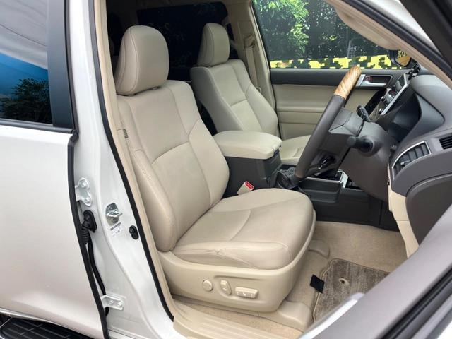 ランドクルーザープラド ＴＸ　Ｌパッケージ　マットブラックエディション　サンルーフ　寒冷地仕様　メーカーナビ　全周囲カメラ　セーフティセンス　レーダークルーズ　ＢＳＭ　ベージュレザーシート　シートベンチレーション　パワーシート　電動格納サードシート　ＥＴＣ２．０（13枚目）