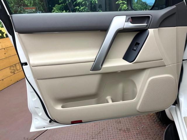 ランドクルーザープラド ＴＸ　Ｌパッケージ　マットブラックエディション　サンルーフ　寒冷地仕様　メーカーナビ　全周囲カメラ　セーフティセンス　レーダークルーズ　ＢＳＭ　ベージュレザーシート　シートベンチレーション　パワーシート　電動格納サードシート　ＥＴＣ２．０（64枚目）