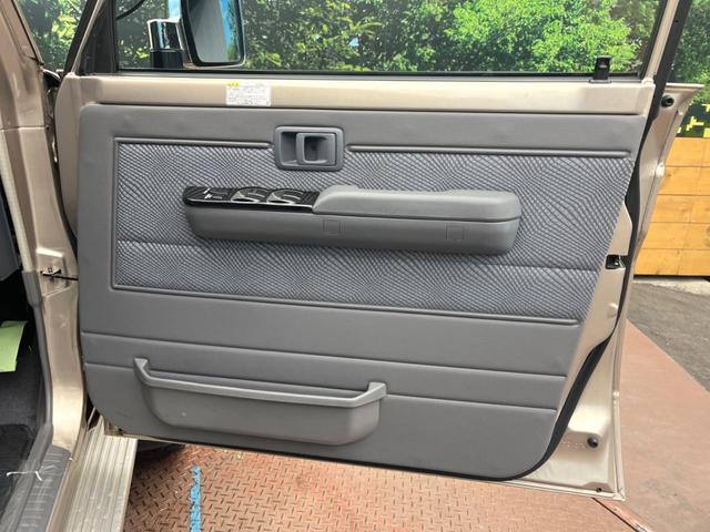 ランドクルーザー７０ バン　カロッツェリアナビ　バックカメラ　ＨＩＤヘッドライト　ＥＴＣ　ウッドコンビステアリング　Ｂｌｕｅｔｏｏｔｈ　ＣＤ　ＤＶＤ再生　フルセグ　禁煙車　ＬＥＤフォグライト　シートカバー　前後ドラレコ（30枚目）