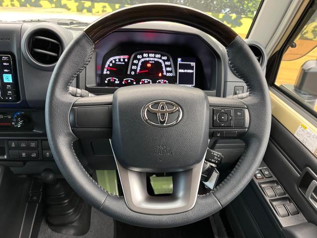 �C���e���A�ɍ��킹���f�U�C���̃X�e�A�����O�́A�^�]�������̂��Ƃ��l���A�^�]���₷���`��A�傫���ł��B�����x�A���ۂɐG���Ă��m���߂��������B